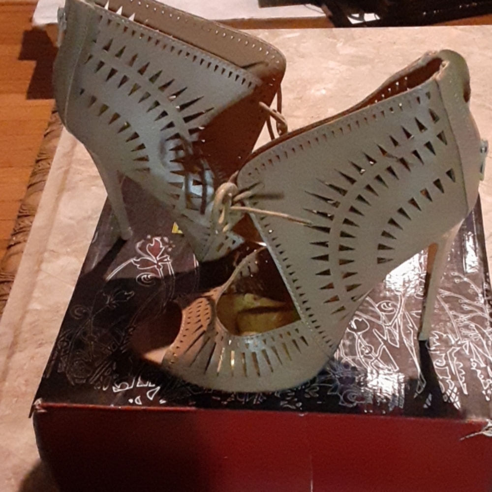 Shoes - Picture 2 of 5